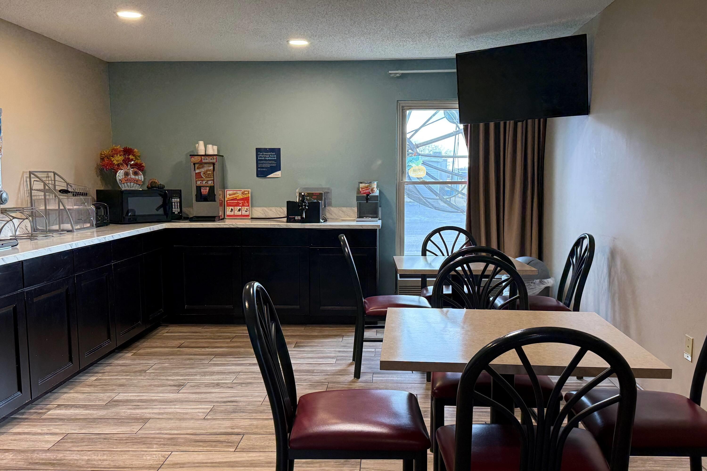 Undefined | Super 8 by Wyndham Evansville North