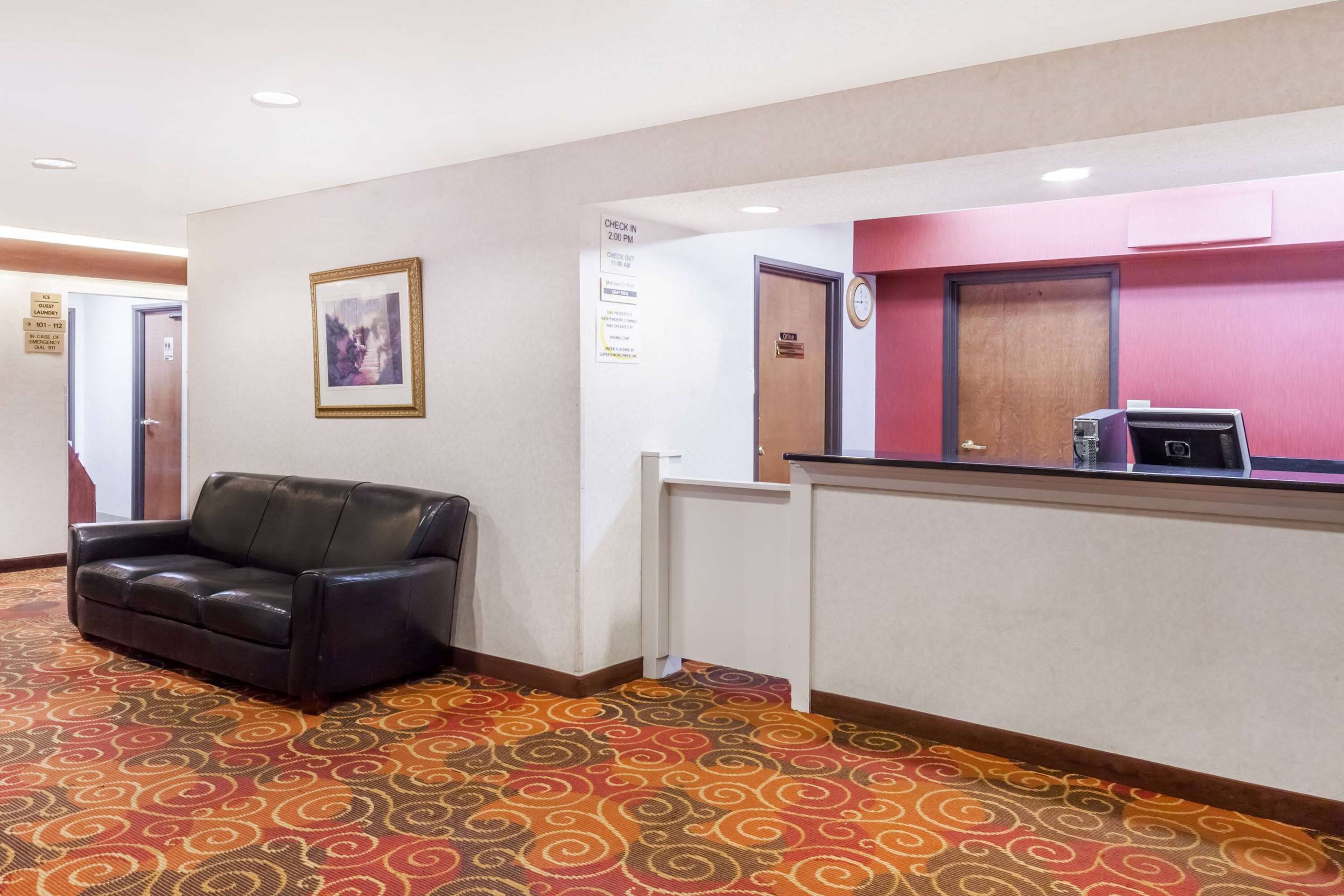Lobby | Super 8 by Wyndham Evansville North