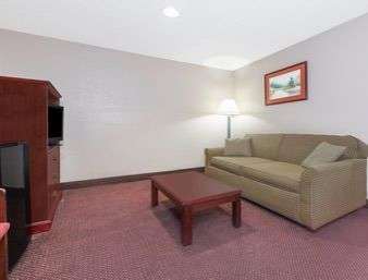  - Super 8 Hotel Shepherdsville - I-65, Exit 117