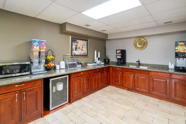  - Super 8 Hotel Shepherdsville - I-65, Exit 117