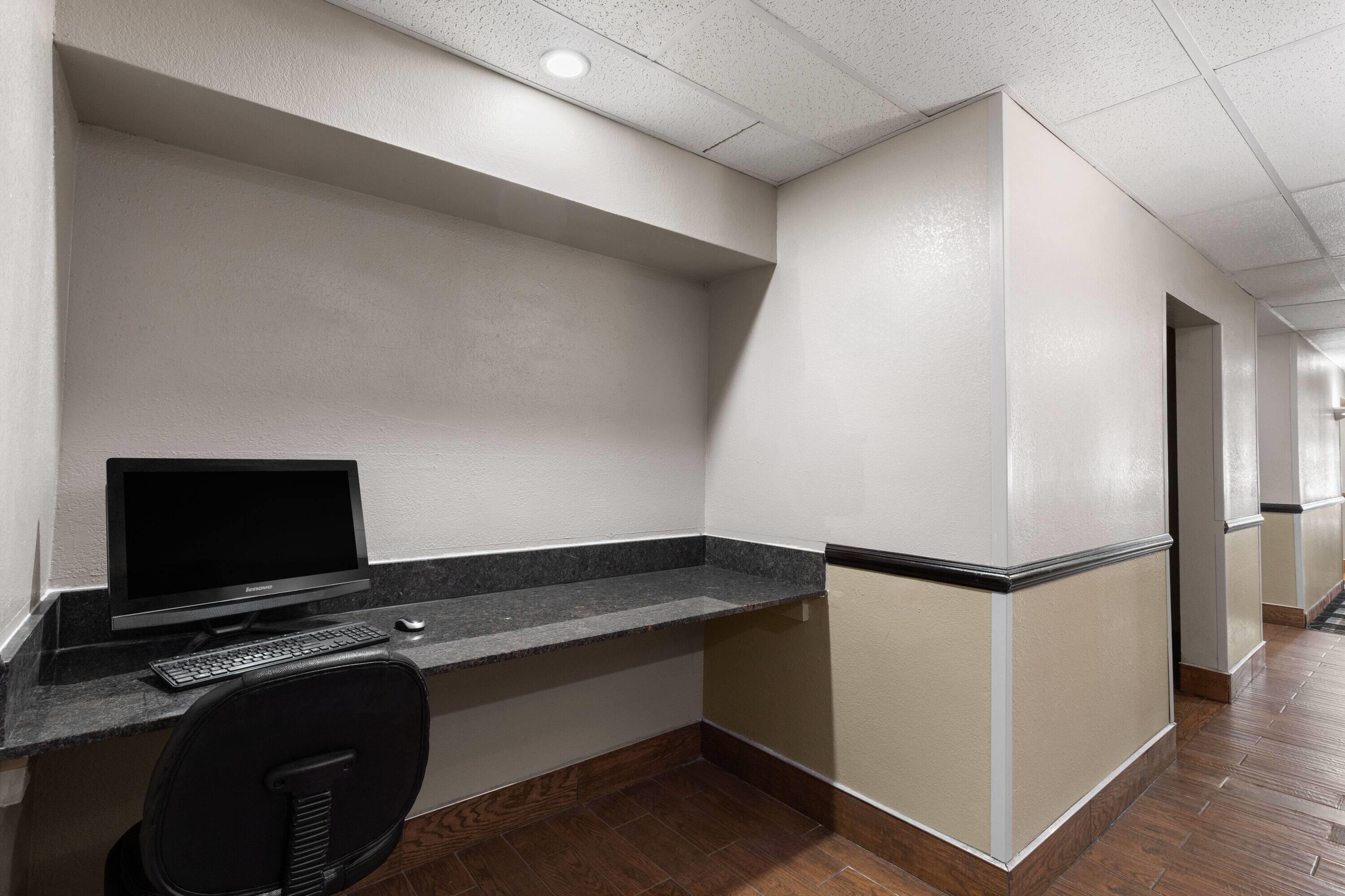 Business Center | Super 8 by Wyndham Shepherdsville - Louisville South I65