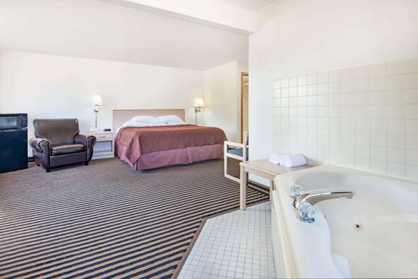 Suite - Super 8 Hotel Humboldt