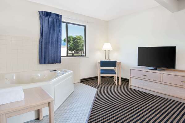 Suite - Super 8 Hotel Humboldt