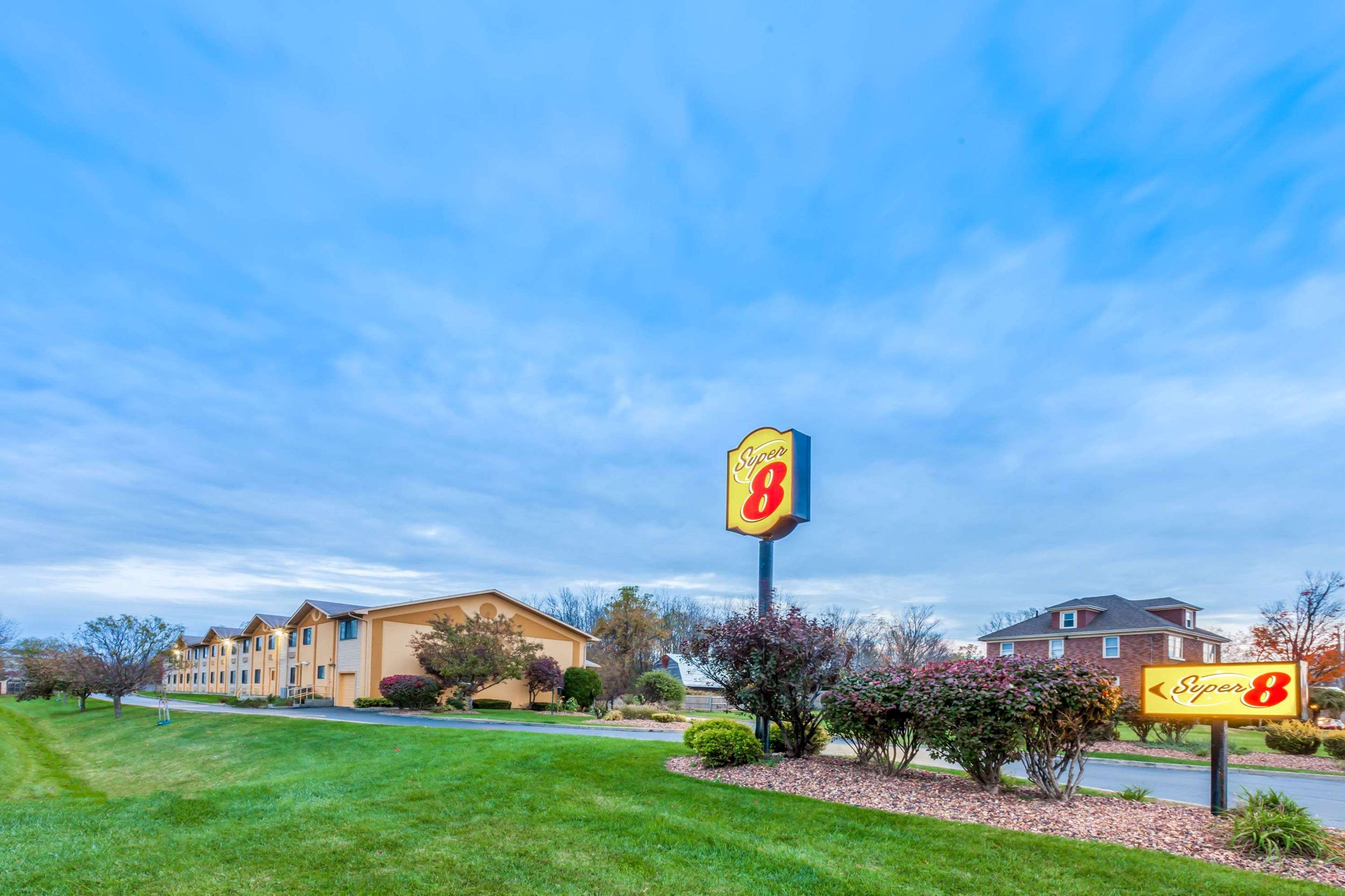 Exterior | Super 8 by Wyndham Liverpool/Clay/Syracuse Area
