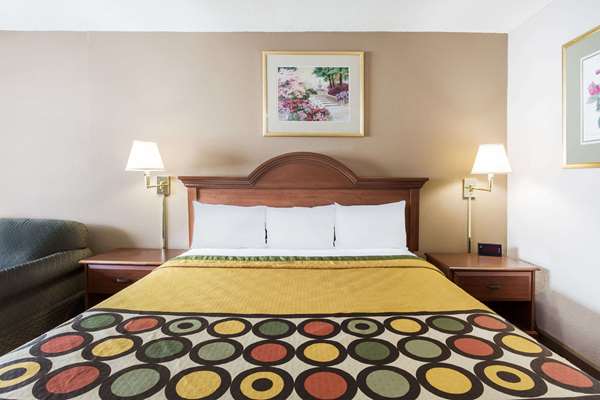  - Super 8 Motel Greensboro - I-40, Exit 221