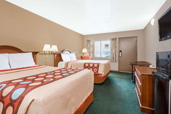  - Super 8 Motel Greensboro - I-40, Exit 221