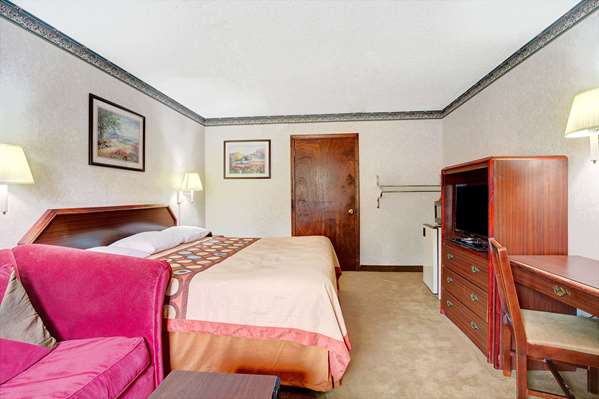  - Super 8 Motel Griffin