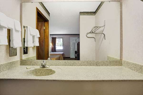  - Super 8 Motel Griffin