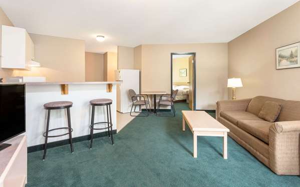 Suite - Super 8 Hotel Golden