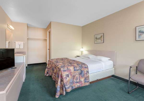  - Super 8 Hotel Golden