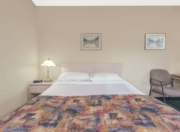  - Super 8 Hotel Golden