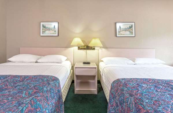  - Super 8 Hotel Golden