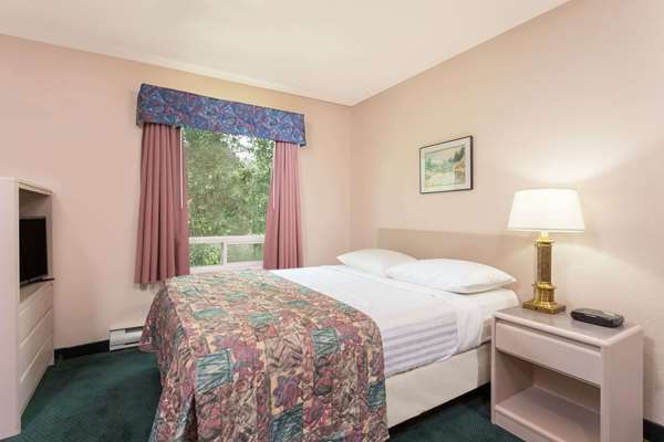 Suite - Super 8 Hotel Golden