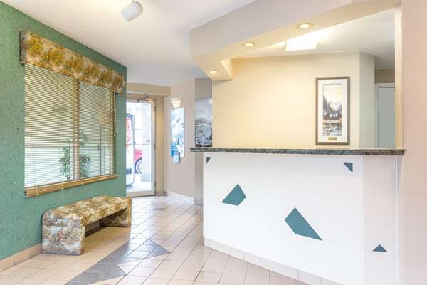  - Super 8 Hotel Golden