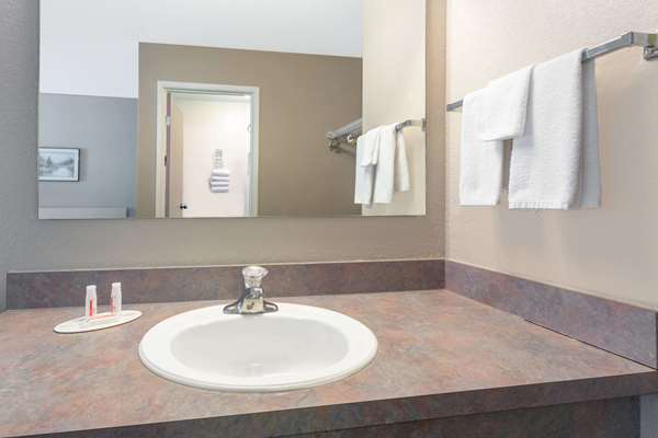  - Super 8 Hotel Golden