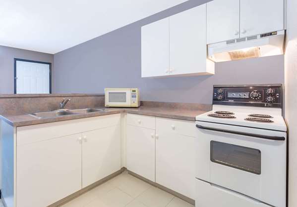 Suite - Super 8 Hotel Golden