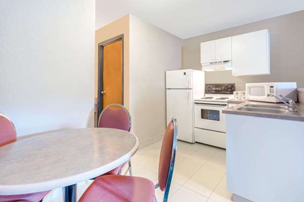 Suite - Super 8 Hotel Golden