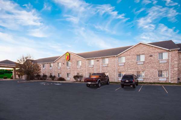 Exterior view - Super 8 Hotel Remington - I-65, Exit 201