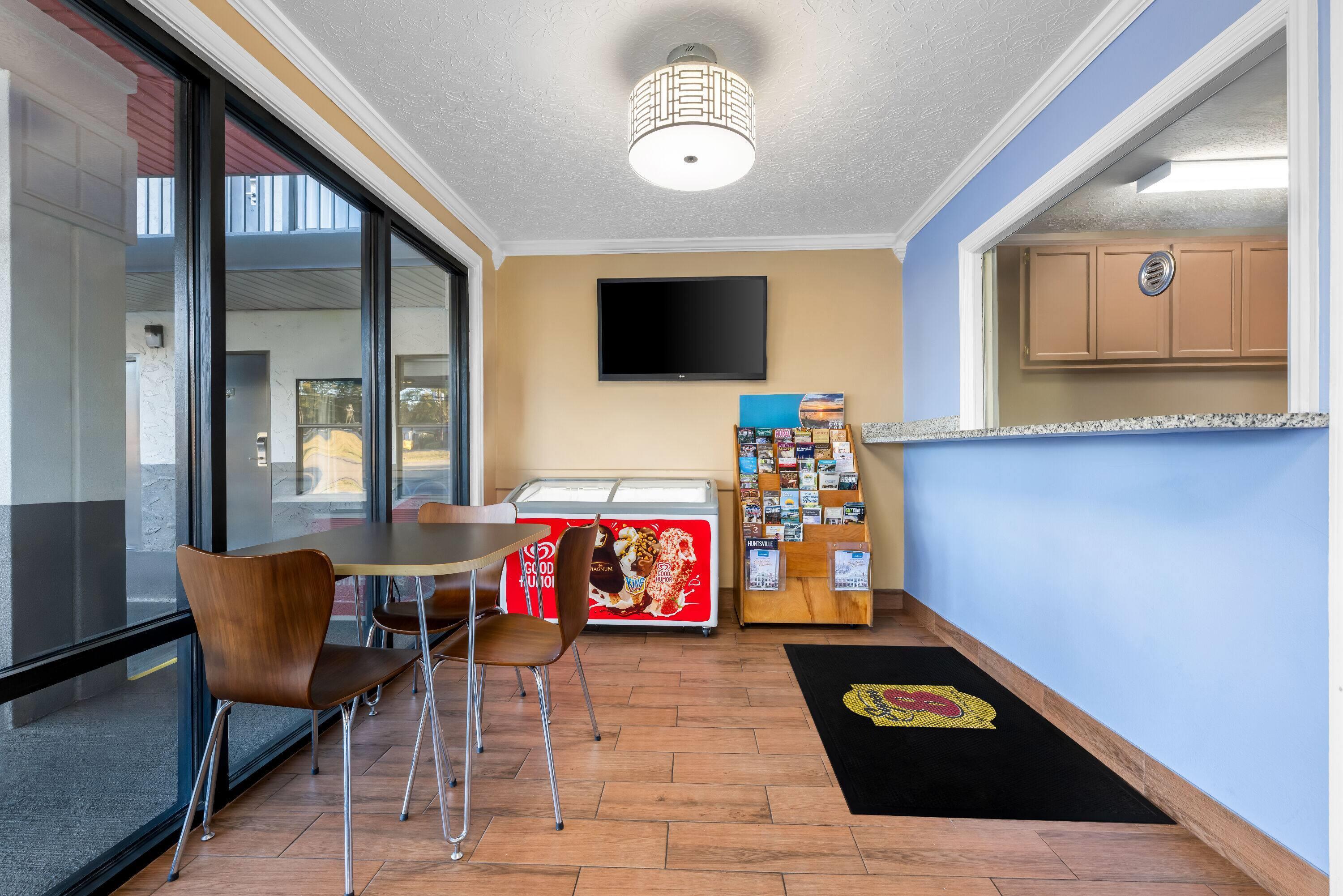 Lobby | Super 8 by Wyndham Gadsden AL