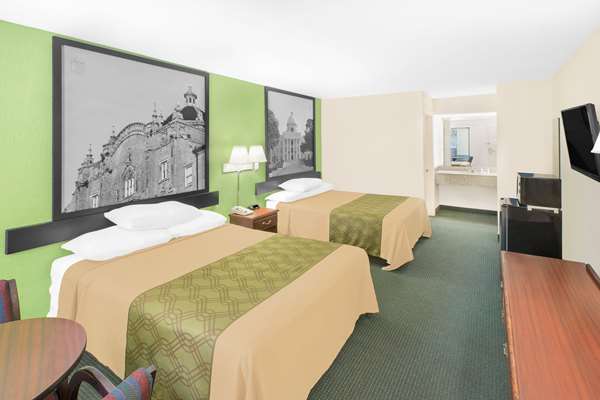  - Super 8 Motel Mobile - I-65, Exit 5B