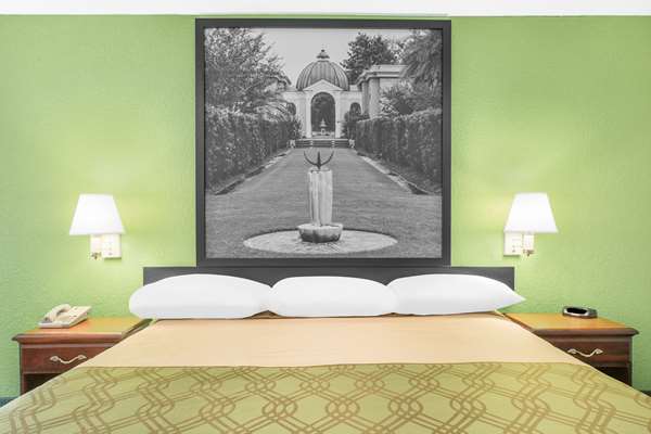  - Super 8 Motel Mobile - I-65, Exit 5B