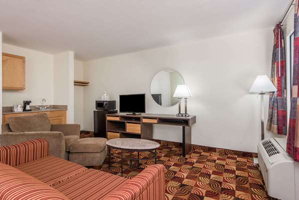 Suite - Super 8 Motel Fayetteville - I-95, Exit 49