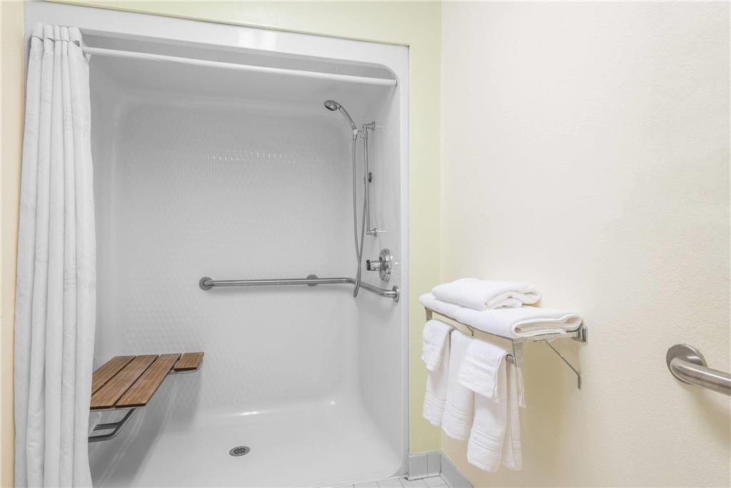 SUPER 8 FAYETTEVILLE-guestroom-Guest Room,On-Site.jpg