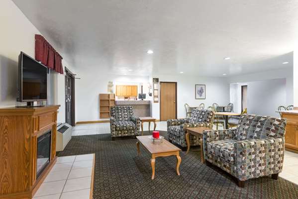 - Super 8 Hotel Fairmont - I-79, Exit 133