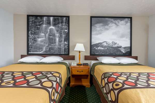  - Super 8 Hotel Fairmont - I-79, Exit 133