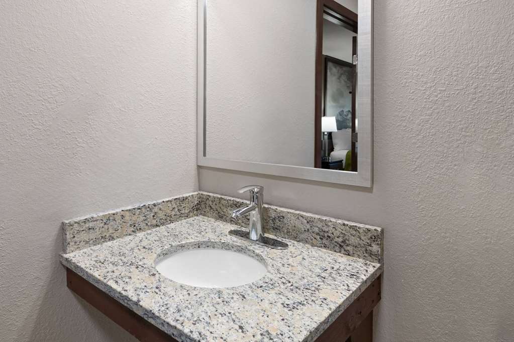 SUPER 8 BY WYNDHAM FAIRMONT-guestroom-Guest Room,Bathroom,Shower,Accessibility,On-Site.jpg