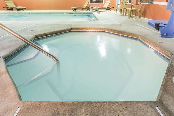 Pool - Super 8 Hotel Roseburg - I-5, Exit 127