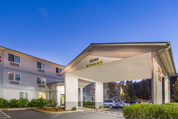 Exterior view - Super 8 Hotel Roseburg - I-5, Exit 127