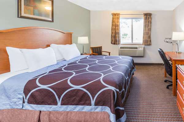  - Super 8 Hotel Roseburg - I-5, Exit 127
