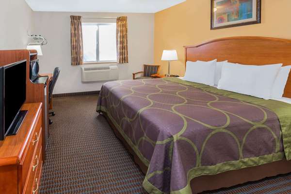  - Super 8 Hotel Roseburg - I-5, Exit 127