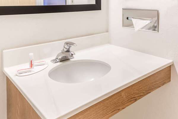  - Super 8 Hotel Roseburg - I-5, Exit 127