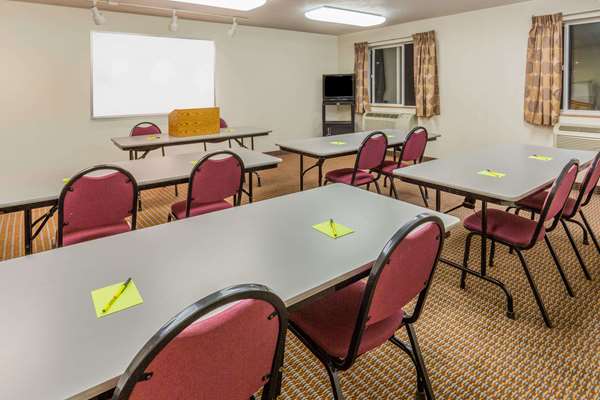  - Super 8 Hotel Roseburg - I-5, Exit 127