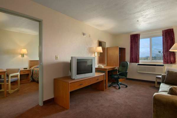 Suite - Super 8 Hotel Ferndale - I-5, Exit 262