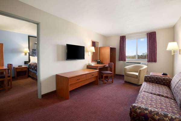 Suite - Super 8 Hotel Ferndale - I-5, Exit 262