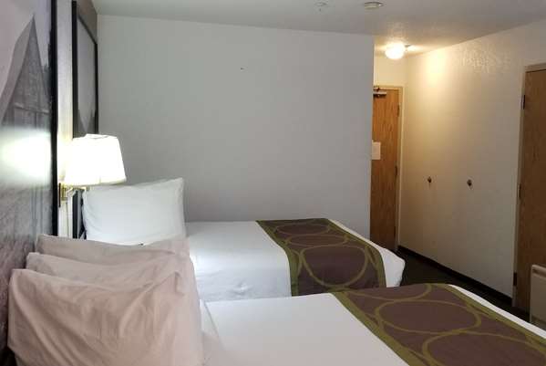  - Super 8 Hotel Pincher Creek