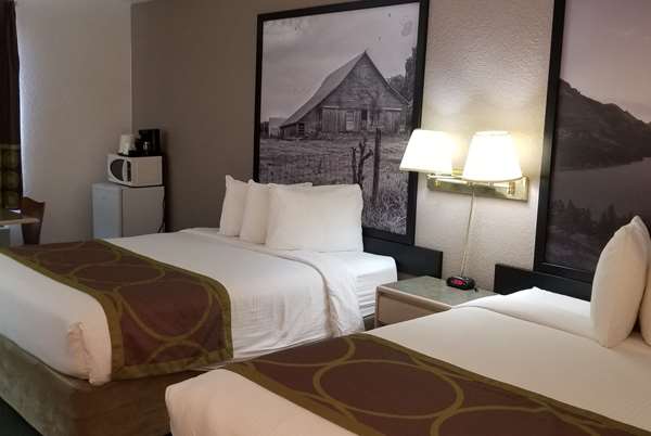  - Super 8 Hotel Pincher Creek