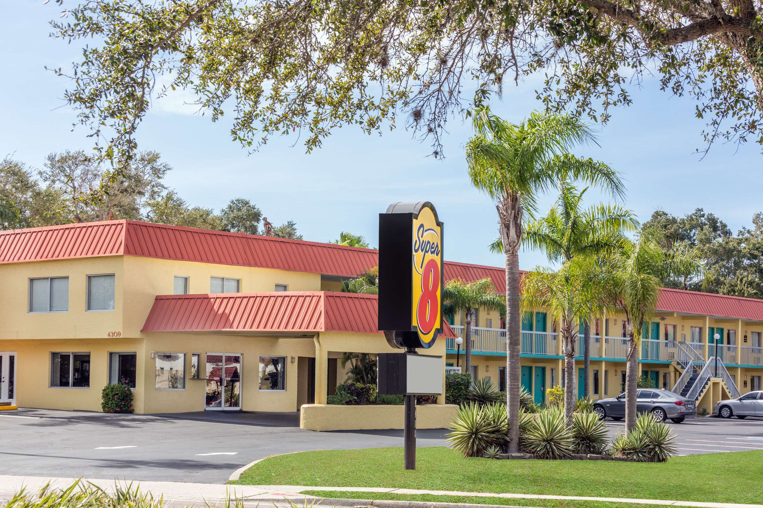 Exterior | Super 8 by Wyndham Sarasota Near Siesta Key