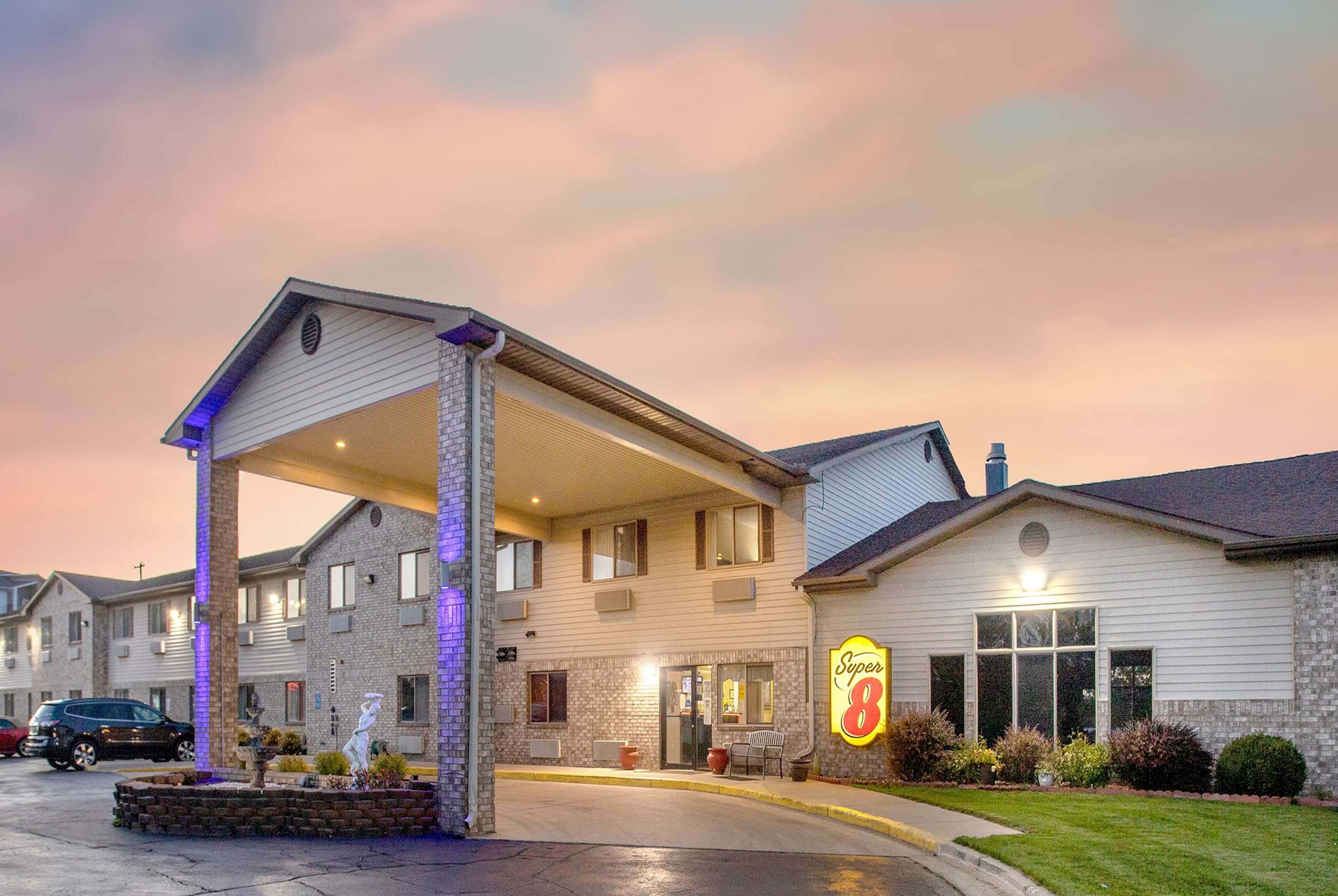 Exterior | Super 8 by Wyndham Big Rapids