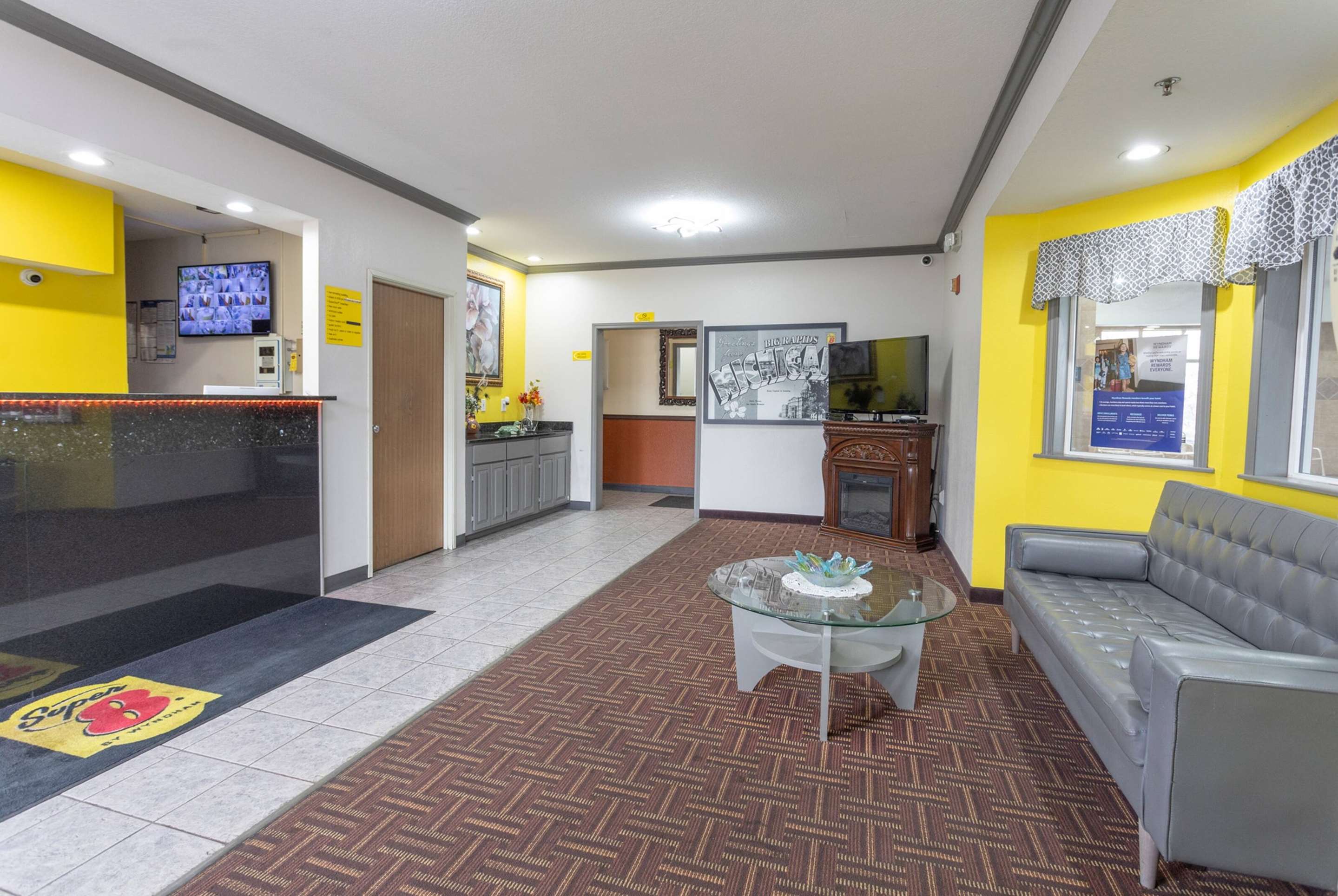 Lobby | Super 8 by Wyndham Big Rapids
