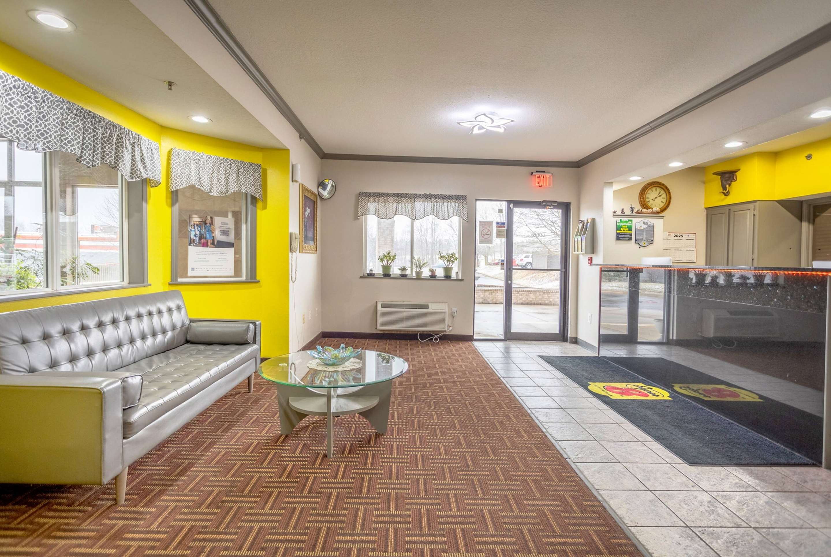 Lobby | Super 8 by Wyndham Big Rapids