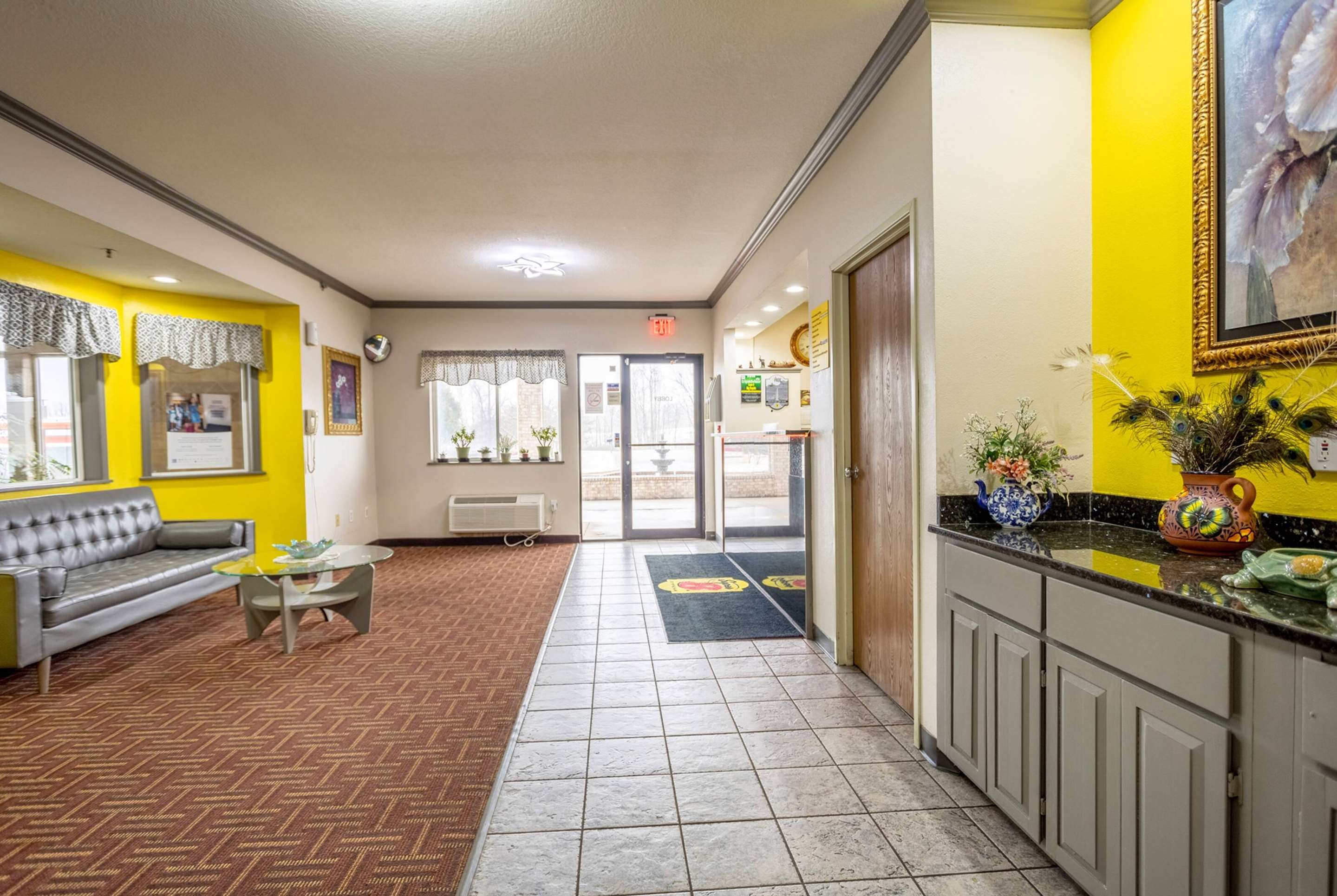 Lobby | Super 8 by Wyndham Big Rapids