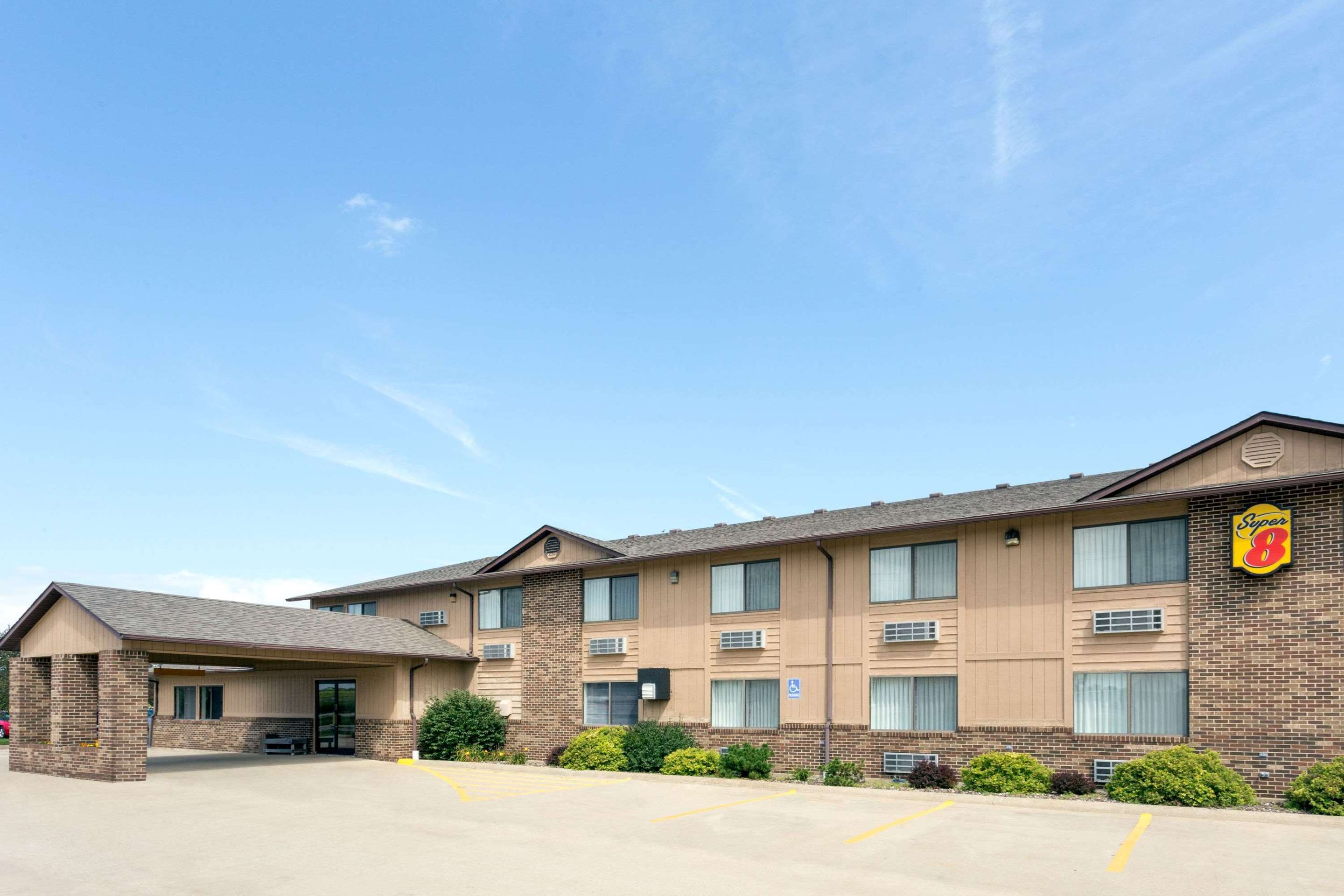 Exterior | Super 8 by Wyndham Dewitt