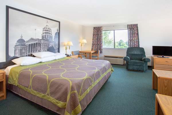 Suite - Super 8 Hotel Dewitt