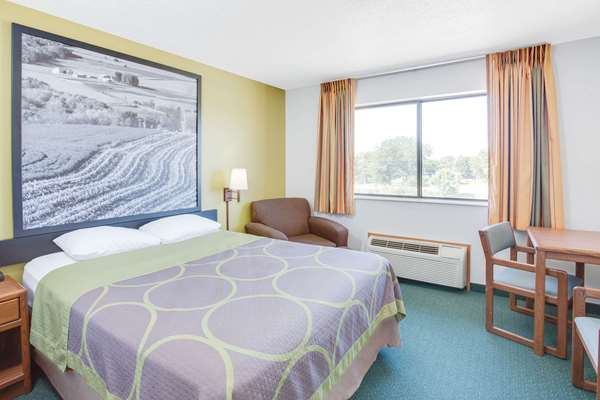  - Super 8 Motel Oelwein