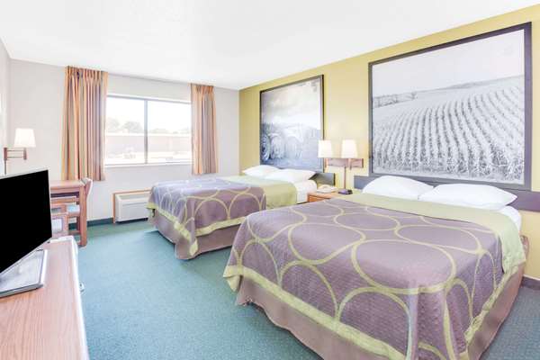  - Super 8 Motel Oelwein