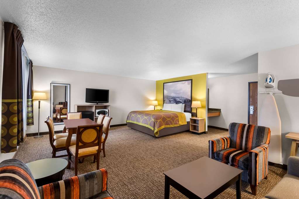 SUPER 8 BY WYNDHAM OELWEIN-guestroom-Guest Room,Suite,On-Site.jpg